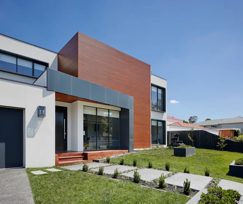 Modernes Haus mit Holz-Alu-Fenstern