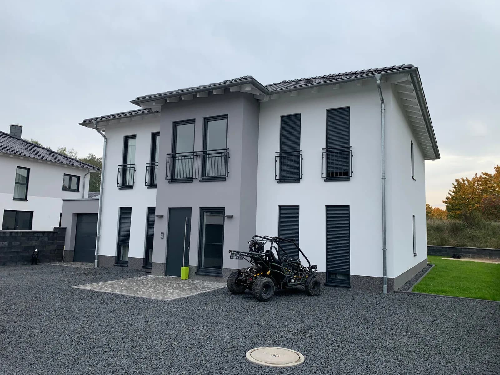 Zweigeschossige Stadtvilla im Neubau mit anthrazitfarbener Haustuer, seitlichem Sprossenfenster und anthrazit Rolladen — Referenzprojekt Haustuer Fenster Labisch, Saarland